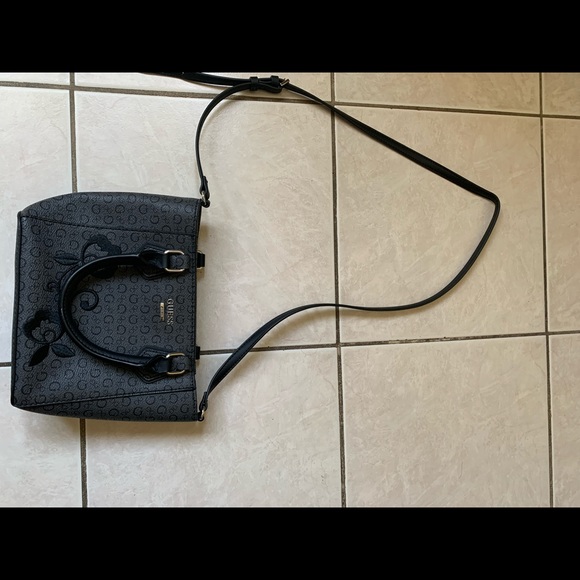 Two guess crossbody bags - Picture 1 of 5